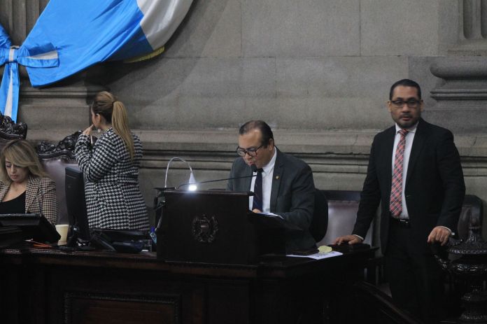 El secretario de la Junta Directiva del Congreso, Maynor Mejía Popol, leyó los artículos finales y las enmiendas del presupuesto 2024.