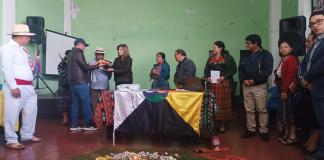 La Asamblea de Organizaciones Indígenas entregó un documento a la vicepresidenta electa, Karin Herrera, con propuestas para el próximo gobierno. Foto: Autoridades Indígenas de Chuarrancho/La Hora