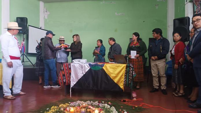 La Asamblea de Organizaciones Indígenas entregó un documento a la vicepresidenta electa, Karin Herrera, con propuestas para el próximo gobierno. Foto: Autoridades Indígenas de Chuarrancho/La Hora