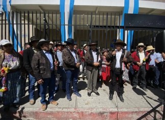 Protesta de autoridades indígenas frente a la sede central del Ministerio Público. El próximo lunes se espera haya una marcha masiva.