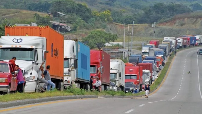 Transporte de carga pesada. Foto La Hora/Archivo