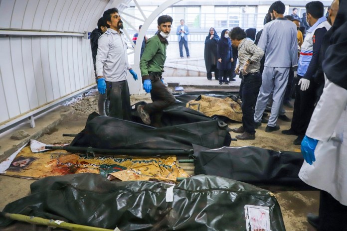 Los cuerpos de las víctimas muertas en dos explosiones en rápida sucesión que golpearon a una multitud que conmemoraba el aniversario del asesinato del general de la Guardia Qasem Soleimani en 2020, yacen en un hospital de la ciudad de Kerman, en el sur de Irán, el 3 de enero de 2024.
