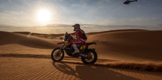 El motociclista australiano del Red Bull Gasgas Factory Racing, Daniel Sanders, recorre las dunas durante la etapa 8 del Rally Dakar 2024 entre Al Duwadimi y Hai, Arabia Saudita. Foto: PATRICK HERTZOG-AFP/La Hora