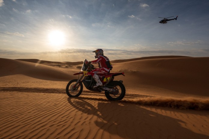 El motociclista australiano del Red Bull Gasgas Factory Racing, Daniel Sanders, recorre las dunas durante la etapa 8 del Rally Dakar 2024 entre Al Duwadimi y Hai, Arabia Saudita. Foto: PATRICK HERTZOG-AFP/La Hora