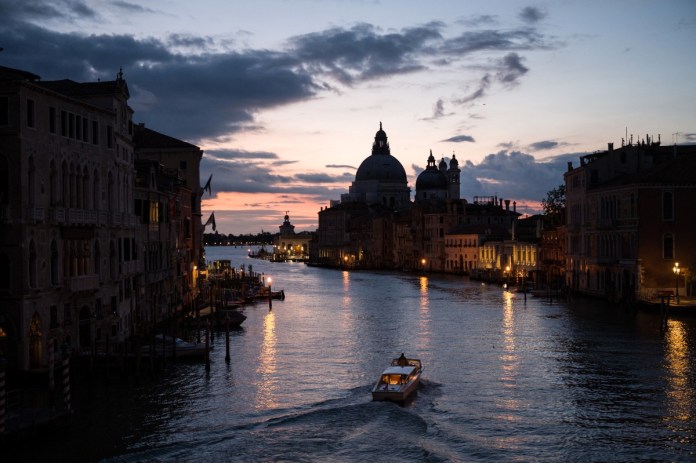 (ARCHIVOS) Venecia anunció que introducirá una tarifa para que los turistas de un día ingresen al centro de la ciudad entre las 8:30 am y las 4:00 pm durante la temporada alta de turismo, el billete costará 5 euros. Foto: Marco BERTORELLO - AFP/La Hora