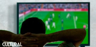 Fotografía de una persona observando el fútbol.