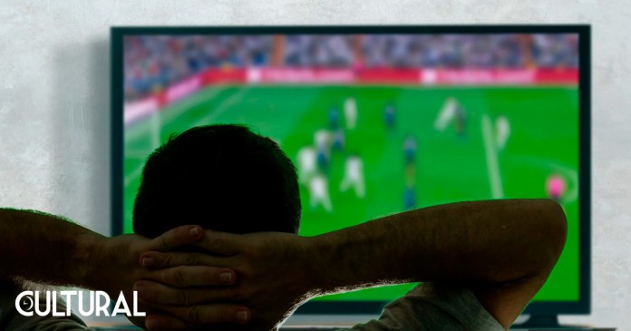 Fotografía de una persona observando el fútbol.
