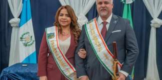 El alcalde de Jutiapa, Óscar Edilberto Pineda Barahona, junto a su esposa.