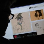 Obra de arte del expresionista austriaco Egon Schiele titulada "Prisionero de guerra ruso" (izq.), "Retrato de un hombre" (dcha.) y "Mujer con el pelo negro" (arriba), que fueron incautados por los investigadores después de que la oficina del fiscal de distrito de Manhattan emitiera órdenes judiciales. Foto: Chris DELMAS-AFP/La Hora