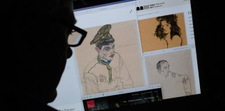 Obra de arte del expresionista austriaco Egon Schiele titulada "Prisionero de guerra ruso" (izq.), "Retrato de un hombre" (dcha.) y "Mujer con el pelo negro" (arriba), que fueron incautados por los investigadores después de que la oficina del fiscal de distrito de Manhattan emitiera órdenes judiciales. Foto: Chris DELMAS-AFP/La Hora