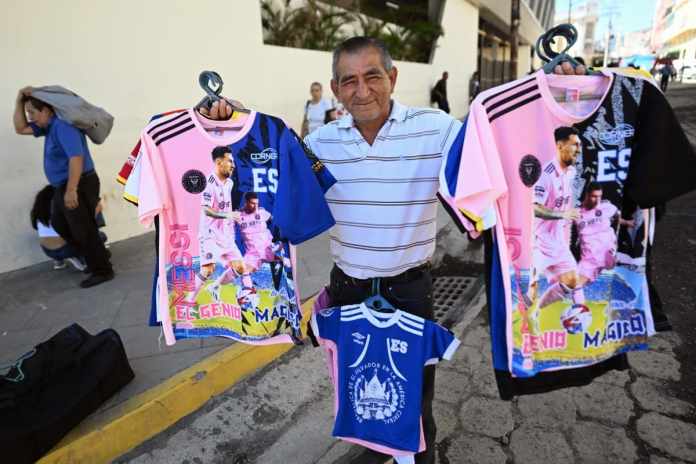 Camisetas con una imagen de la estrella del fútbol argentino Lionel Messi se venden antes del partido amistoso de fútbol entre el Inter Miami FC y El Salvador. Foto: Marvin RECINOS-AFP/La Hora