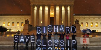 Activistas contra la pena de muerte, incluidos miembros de MoveOn.org y otros grupos de defensa, se manifiestan frente a la Corte Suprema de Estados Unidos en un último intento por evitar la ejecución del recluso de Oklahoma Richard Glossip el 29 de septiembre de 2015 en Washington, DC.