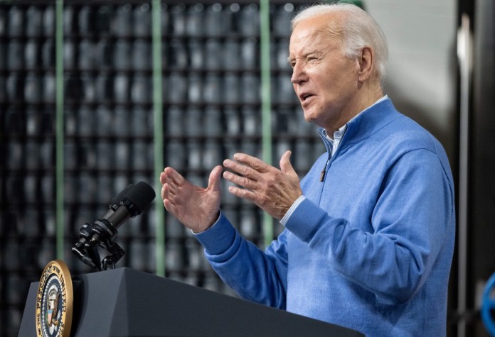 El presidente de Estados Unidos, Joe Biden, habla sobre sus planes de inversión en Estados Unidos y de infraestructura bipartidista en Earth Rider Brewery en Superior, Wisconsin, el 25 de enero de 2024. (Foto de SAUL LOEB / AFP)