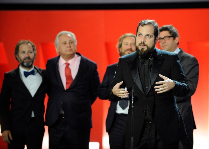 (ARCHIVO) El director español Carlos Vermut (derecha) pronuncia un discurso tras recibir la Concha de Oro por su película 