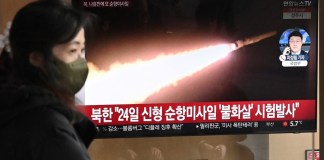 Transmisión de noticias con imágenes de archivo de una prueba de misiles norcoreanos.Foto: Jung Yeon-je - AFP/La Hora