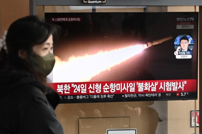 Transmisión de noticias con imágenes de archivo de una prueba de misiles norcoreanos.Foto: Jung Yeon-je - AFP/La Hora