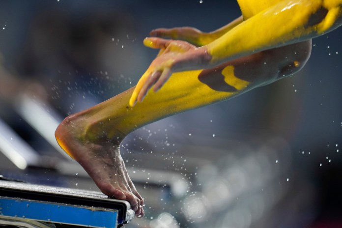 Un nadador salta del bloque de salida durante los calentamientos en los Juegos Panamericanos en Santiago. Foto: Fernando Vergara-Ap/La Hora