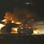 Un avión de Japan Airlines arde sobre la pista del aeropuerto Haneda el martes 2 de enero de 2024, en Tokio, Japón.