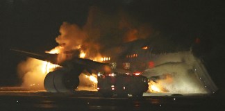Un avión de Japan Airlines arde sobre la pista del aeropuerto Haneda el martes 2 de enero de 2024, en Tokio, Japón.