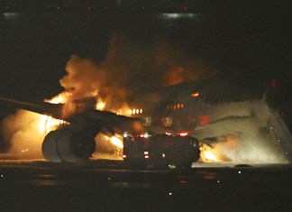 Un avión de Japan Airlines arde sobre la pista del aeropuerto Haneda el martes 2 de enero de 2024, en Tokio, Japón.