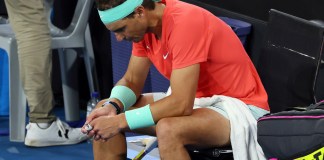 El español Rafael Nadal luce preocupado entre juegos en su partido de cuartos de final frente a Jordan Thompson, de Australia, durante el torneo de tenis Brisbane Internacional, en Brisbane, Australia, el viernes 5 de enero de 2024.