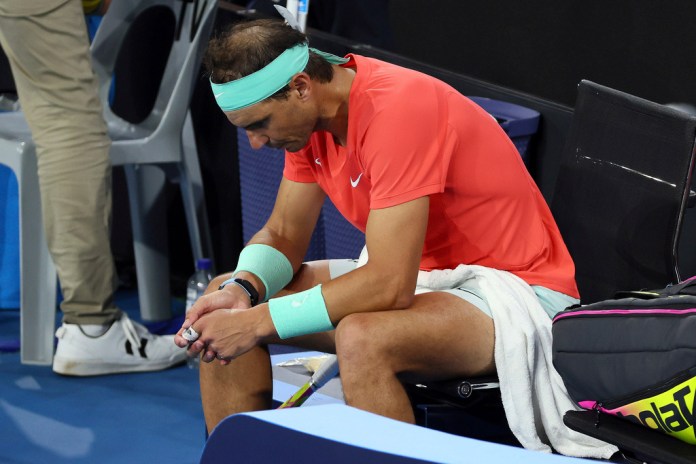 El español Rafael Nadal luce preocupado entre juegos en su partido de cuartos de final frente a Jordan Thompson, de Australia, durante el torneo de tenis Brisbane Internacional, en Brisbane, Australia, el viernes 5 de enero de 2024.