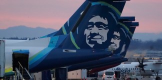 Aviones de Alaska Airlines permanecen estacionados al amanecer del 1 de marzo de 2021, en el Aeropuerto Internacional Seattle-Tacoma, en Seattle.