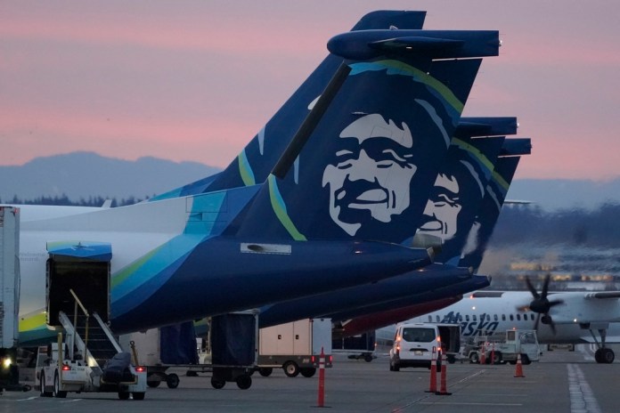 Aviones de Alaska Airlines permanecen estacionados al amanecer del 1 de marzo de 2021, en el Aeropuerto Internacional Seattle-Tacoma, en Seattle.