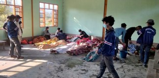 Varias personas limpian los cadáveres de víctimas de ataques aéreos en la aldea Kanan, en el pueblo Khampat de la región Sagaing. Foto: AP/La Hora