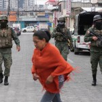 Soldados patrullan el perímetro de la prisión de Inca durante el estado de emergencia en Quito, Ecuador, tras la aparente fuga de un poderoso líder de una pandilla de la cárcel. (Foto: Dolores Ochoa - AP/La Hora