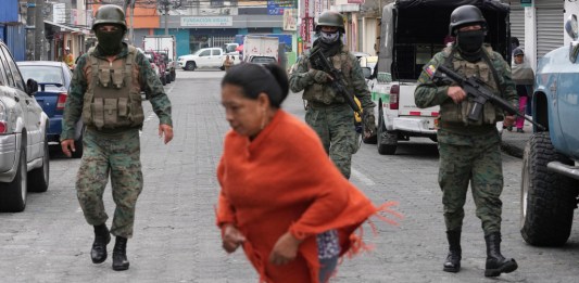 Soldados patrullan el perímetro de la prisión de Inca durante el estado de emergencia en Quito, Ecuador, tras la aparente fuga de un poderoso líder de una pandilla de la cárcel. (Foto: Dolores Ochoa - AP/La Hora