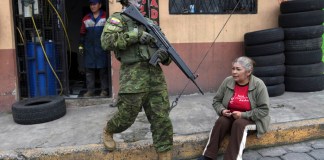 Militares patrullan por una zona residencial del sur de Quito, como secuela a la fuga de dos cabecillas de bandas criminales de prisión. Foto: Dolores Ocho-AP/La Hora