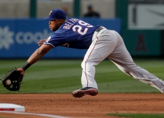 ARCHIVO - El tercera base de los Rangers de Texas Adrián Beltré atrapa una línea bateada por Albert Pujols de Los Angeles. Foto: Chris Carlson-AP/La Hora