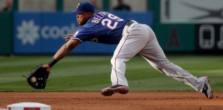 ARCHIVO - El tercera base de los Rangers de Texas Adrián Beltré atrapa una línea bateada por Albert Pujols de Los Angeles. Foto: Chris Carlson-AP/La Hora