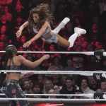 ARCHIVO - La luchadora Carmella salta sobre Bianca Belair durante el evento RAW de la WWE, 2023, en Boston. Foto: Charles Krupa-AP/La Hora