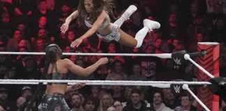 ARCHIVO - La luchadora Carmella salta sobre Bianca Belair durante el evento RAW de la WWE, 2023, en Boston. Foto: Charles Krupa-AP/La Hora