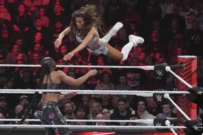 ARCHIVO - La luchadora Carmella salta sobre Bianca Belair durante el evento RAW de la WWE, 2023, en Boston. Foto: Charles Krupa-AP/La Hora
