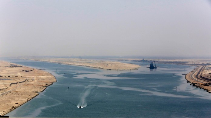 En esta imagen de archivo, una embarcación militar vigila la entrada a una nueva sección del canal de Suez en Ismailia, Egipto, 6 de agosto de 2015. (AP Foto/Amr Nabil, archivo)