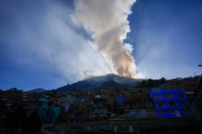 El sol sale durante un incendio forestal en el cerro El Cable en Bogotá, Colombia, el jueves 25 de enero de 2024. Foto: Fernando Vergara-AP/La Hora