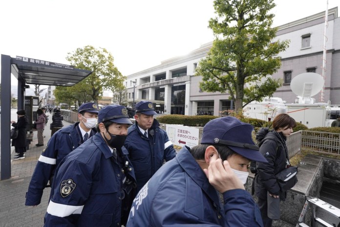 Policías reunidos fuera de la Corte de Distrito de Kioto en Kioto, Japón el jueves 25 de enero de 2024, antes de la sentencia de Shinji Aoba, quien confesó provocar un incendio en un estudio de Kyoto Animation Co. por el que murieron 36 personas en julio de 2019. Aoba fue sentenciado a muerte. (Miki Matsuzaki/Kyodo News via AP)