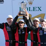 Pilotos del equipo Penske Josef Newgarden, Felipe Nasr, Matt Campbell y Dane Cameron celebran en Victory Lane tras ganar las 24 Horas de Daytona Foto: John Raoux-AP/La Hora