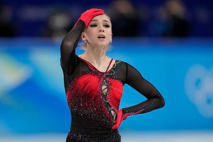 ARCHIVO - Kamila Valieva durante el concurso libre de equipos de patinaje artístico en los Juegos Olímpicos de Invierno 2022. Foto: David J. Phillip-AP/La Hora
