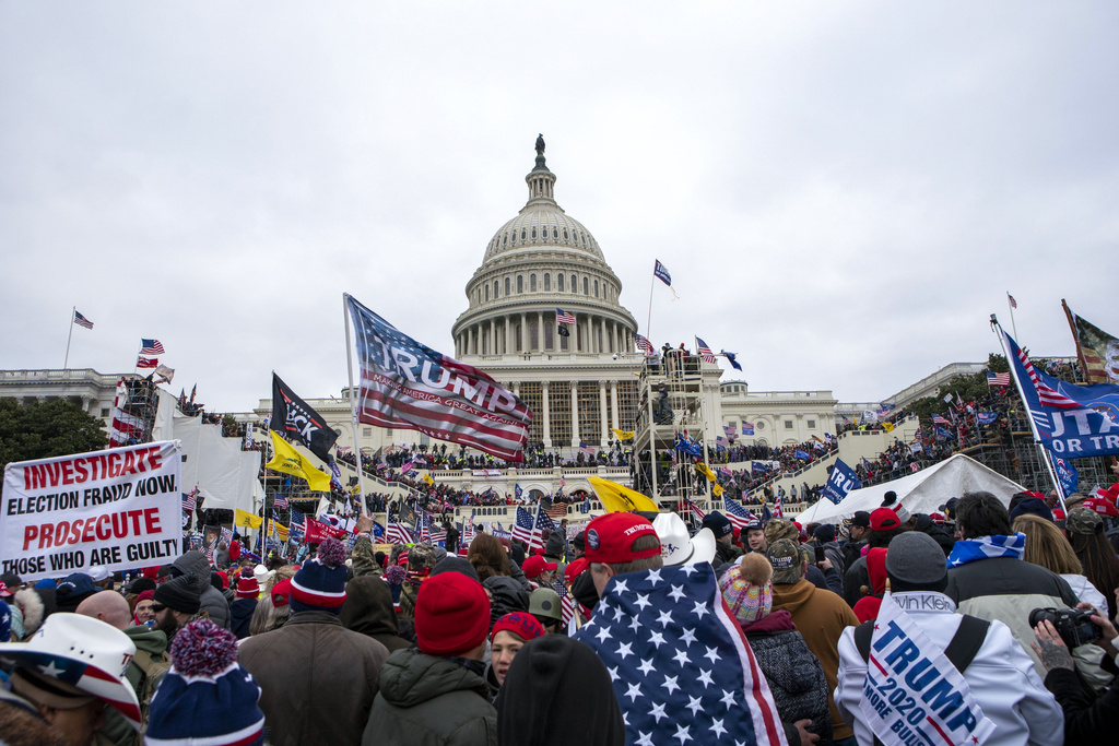 Rebeldes leales al presidente Donald Trump se manifiestan en el Capitolio de Estados Unidos en washington, el 6 de enero de 2021. (AP Foto/Jose Luis Magana, Archivo)