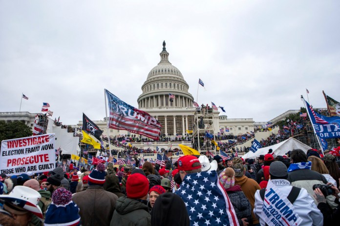 Rebeldes leales al presidente Donald Trump se manifiestan en el Capitolio de Estados Unidos en washington, el 6 de enero de 2021. (AP Foto/Jose Luis Magana, Archivo)
