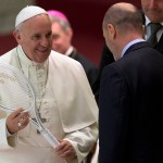 ARCHIVO - El papa Francisco recibe una raqueta de tenis por parte del presidente de la Federación Italiana de tenis, Angelo Binaghi (derecha) durante una audiencia en el Vaticano, el viernes 8 de mayo de 2015. Foto: Alessandra Tarantino-AP/La Hora