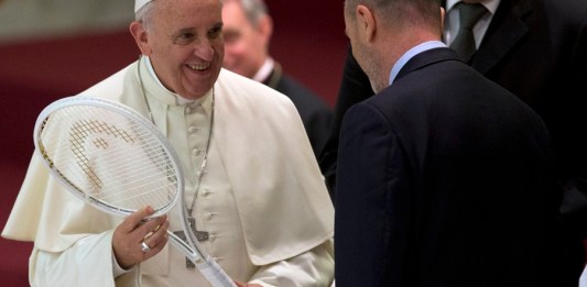 ARCHIVO - El papa Francisco recibe una raqueta de tenis por parte del presidente de la Federación Italiana de tenis, Angelo Binaghi (derecha) durante una audiencia en el Vaticano, el viernes 8 de mayo de 2015. Foto: Alessandra Tarantino-AP/La Hora