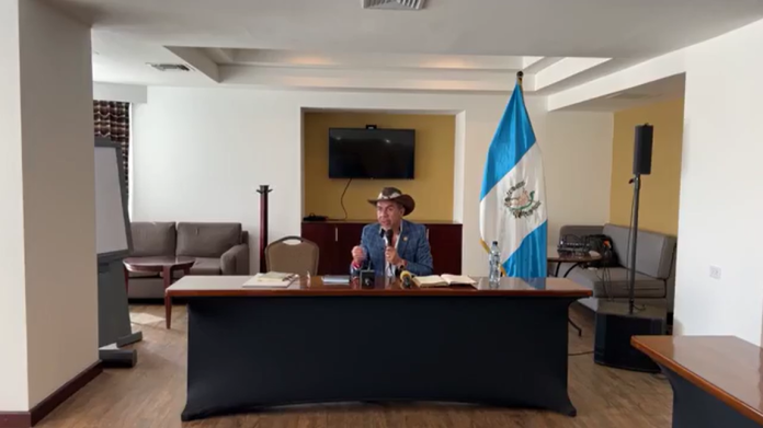 Juan Carlos Pellecer Agustín, alcalde de San Juan Sacatepéquez en la conferencia de prensa de este 26 de enero. Foto: captura de video/La Hora