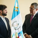 Boric, reunido con Bernardo Arévalo, este domingo 14 de enero. El presidente de Chile es uno de los que se ha pronunciado por la situación en Guatemala. Foto La Hora / Presidencia de Chile.