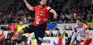 El lateral izquierdo español, Agustín Casado Marcelo salta para disparar durante el partido del Campeonato Europeo de Balonmano EHF EURO 2024. Foto: Kirill KUDRYAVTSEV-AFP/La Hora