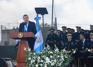 El presidente Bernardo Arévalo en su discurso ante agentes de la PNC. Foto: José Orozco/La Hora
